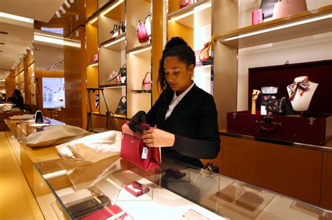 vendeuse louis vuitton salaire|louis vuitton careers.